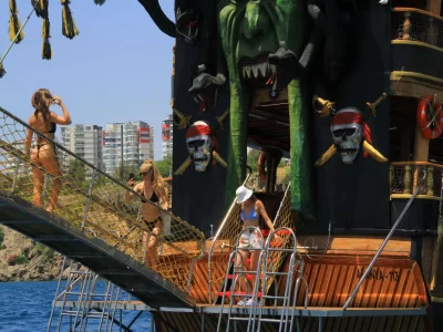 Karayip Korsan Tekne Turu